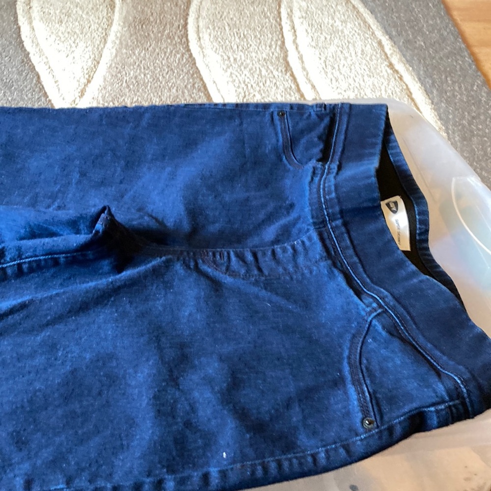 Old Navy. Sz 14. Dark blue jeans. Very skinny legs. Faux pockets.